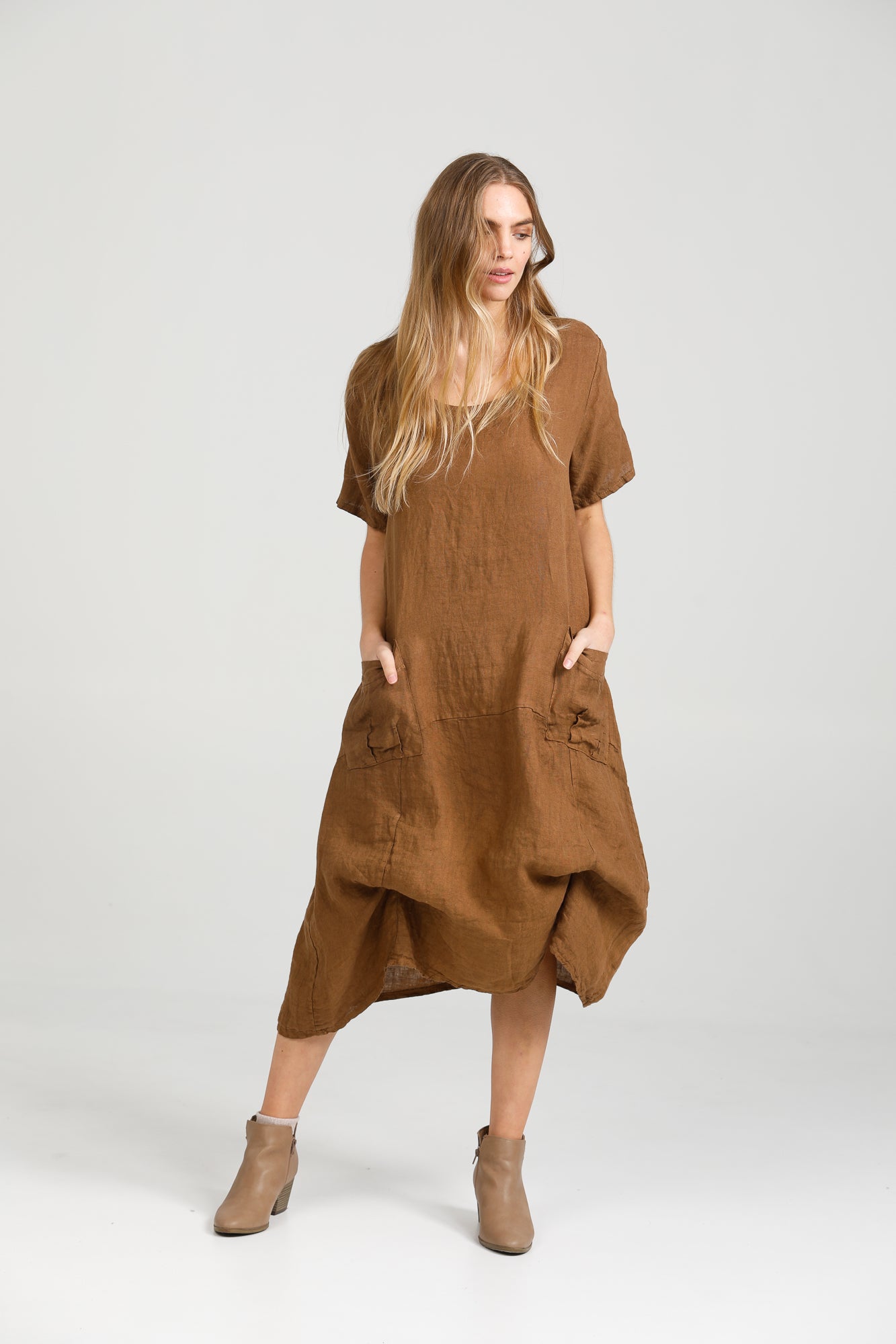 Primavera linen dress. Tobacco