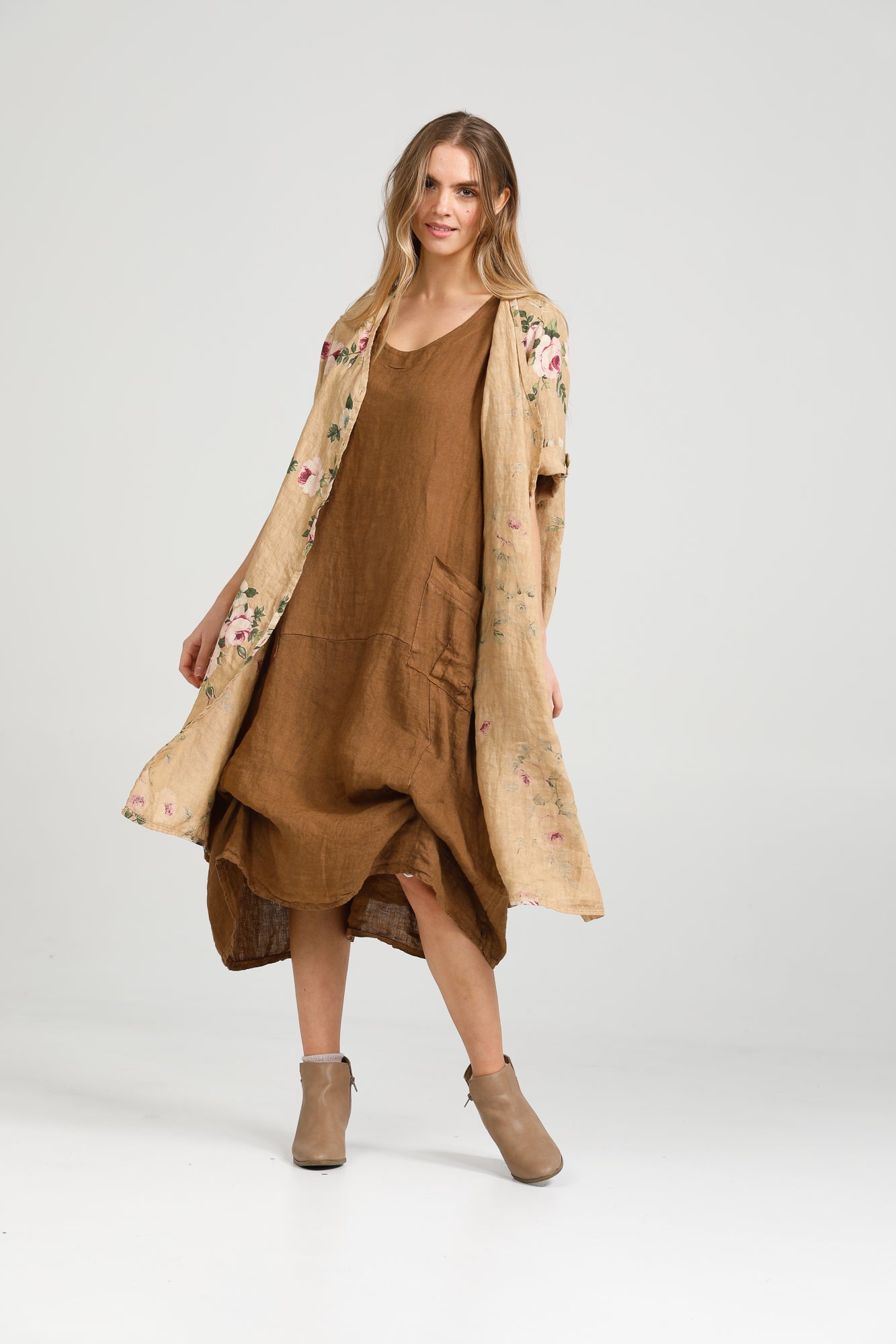 Primavera linen dress. Tobacco