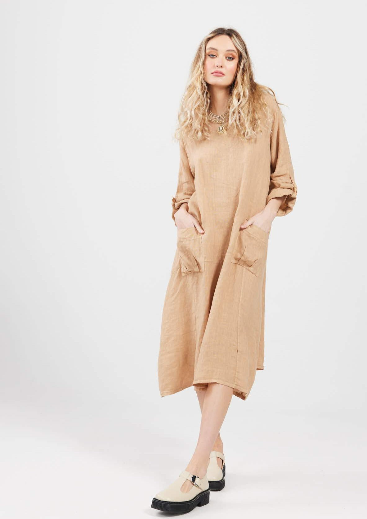 Primavera linen dress. Latte