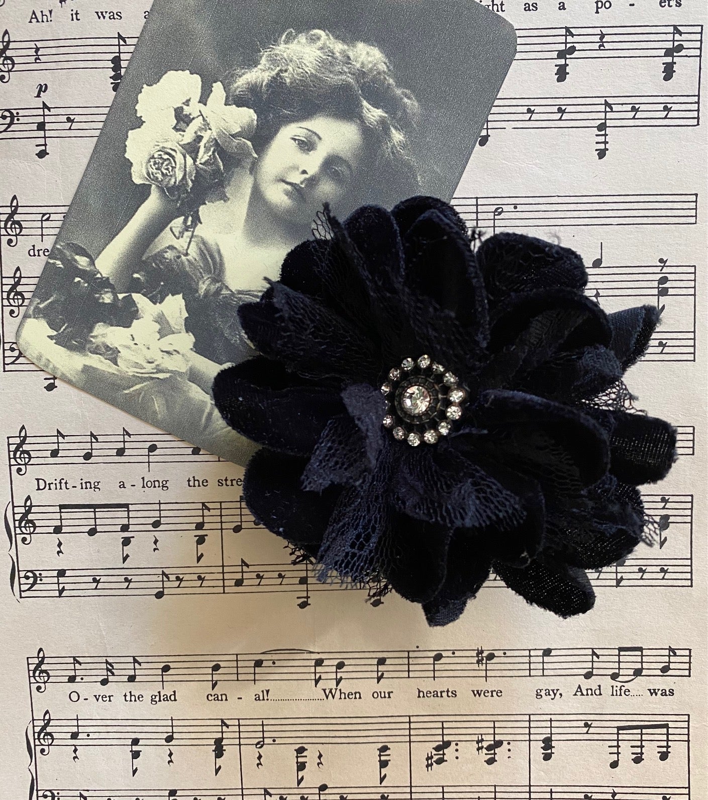 velvet flower brooch. Black.