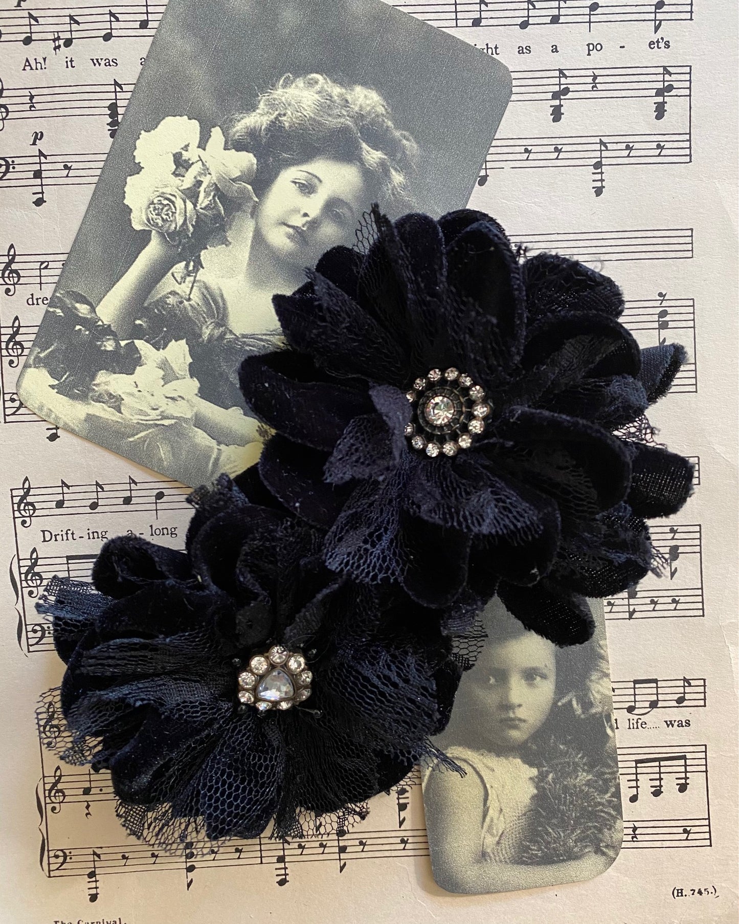 velvet flower brooch. Black.