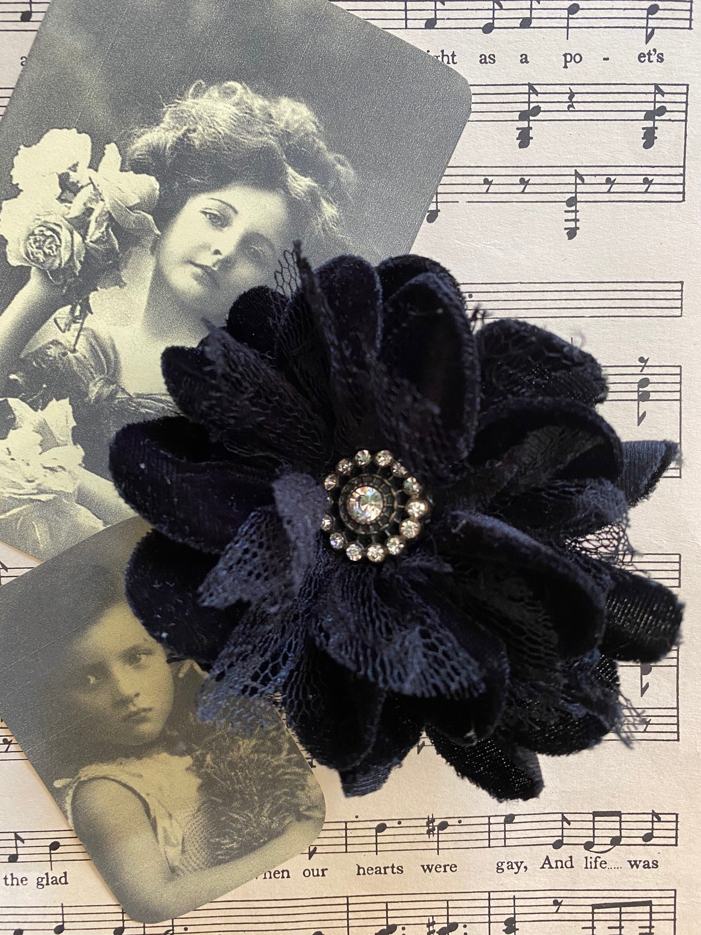 velvet flower brooch. Black.