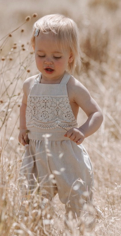 Linen and lace romper. Natural.
