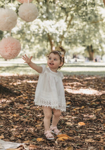 Vanilla hanging Tulle Pom Pom