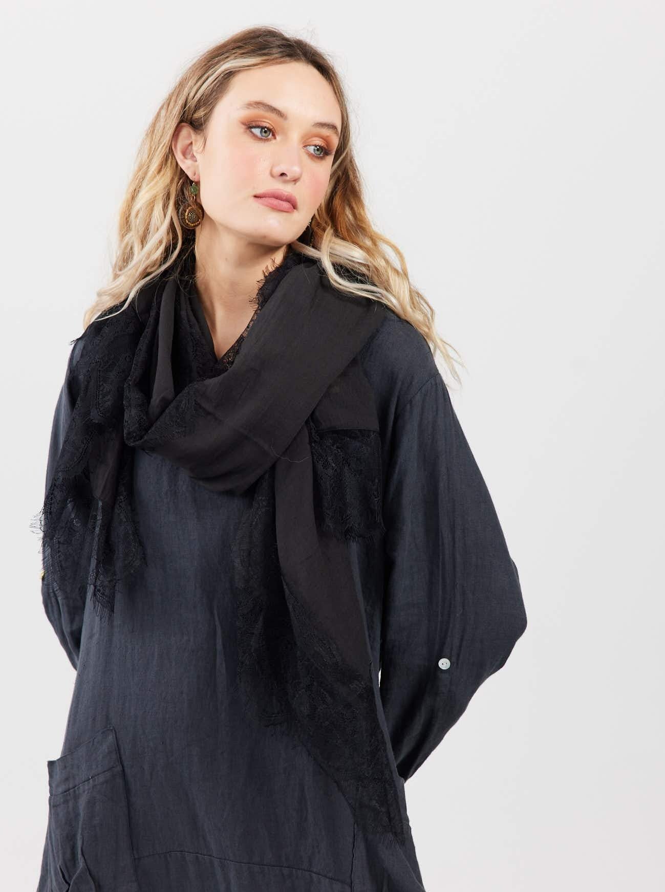 Cotton and lace scarf. Black