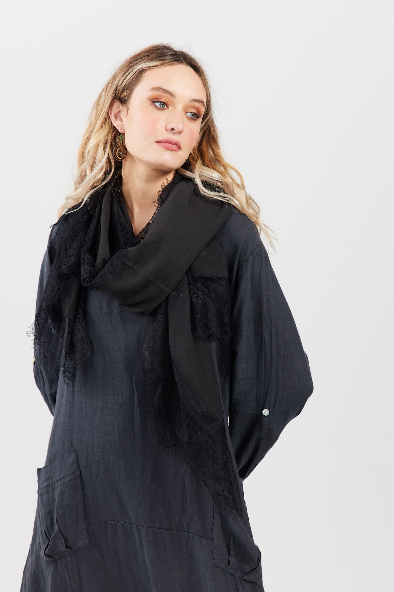 Cotton and lace scarf. Black