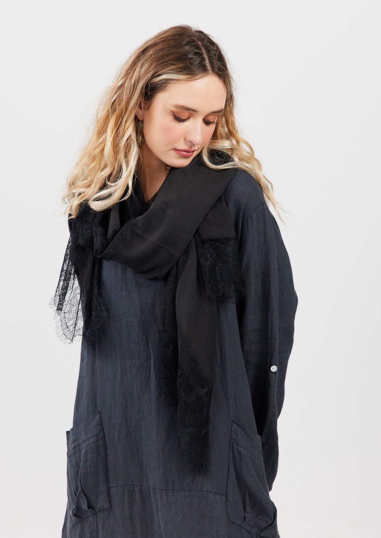 Cotton and lace scarf. Black