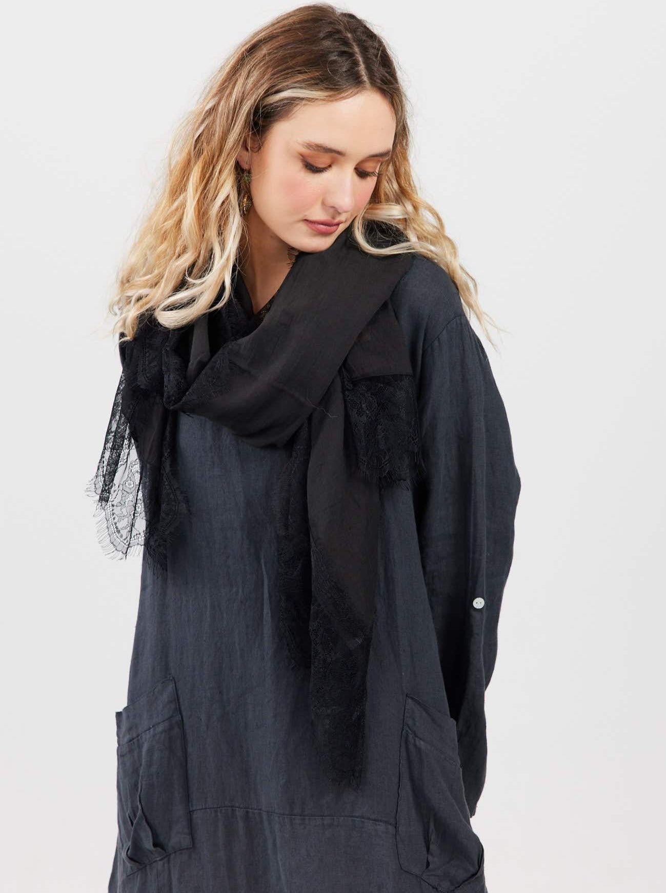 Cotton and lace scarf. Black