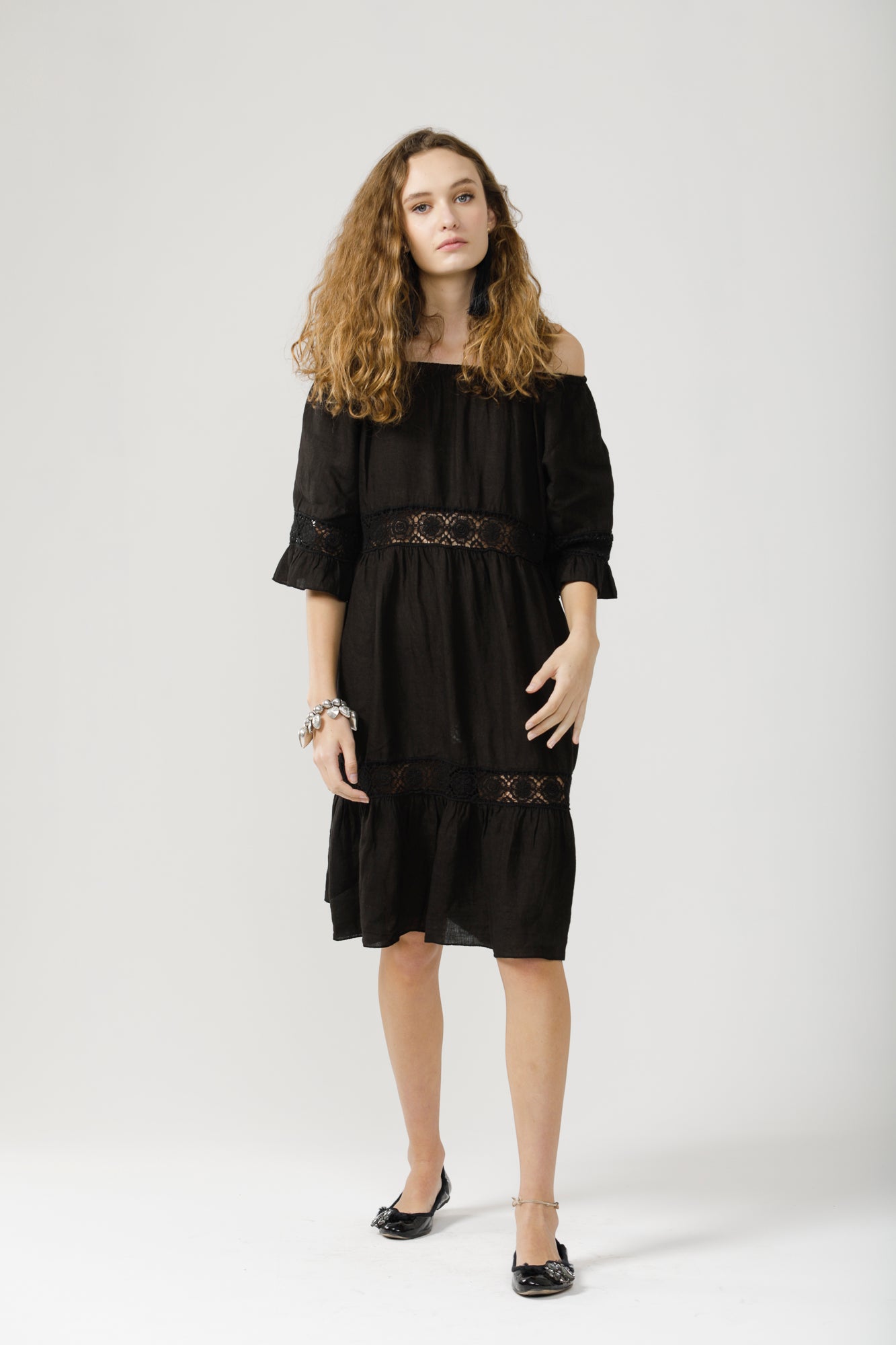 Capri linen and lace dress. Black