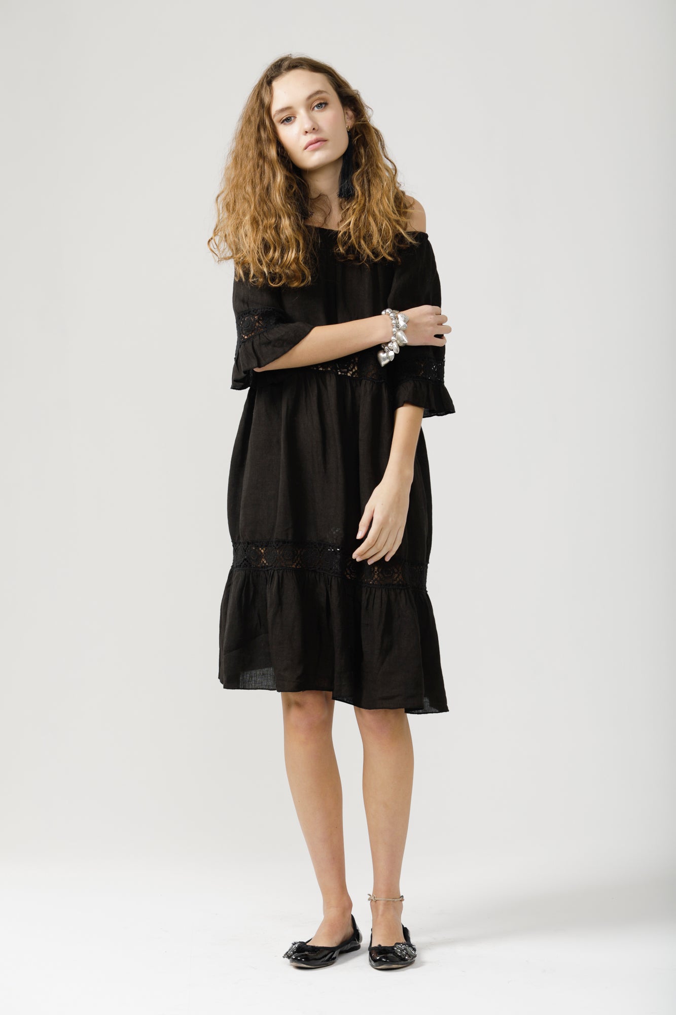 Capri linen and lace dress. Black