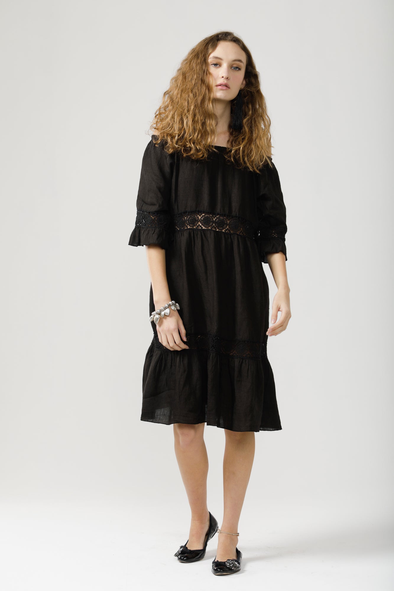 Capri linen and lace dress. Black