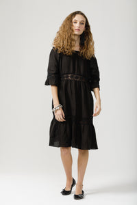 Capri linen and lace dress. Black.