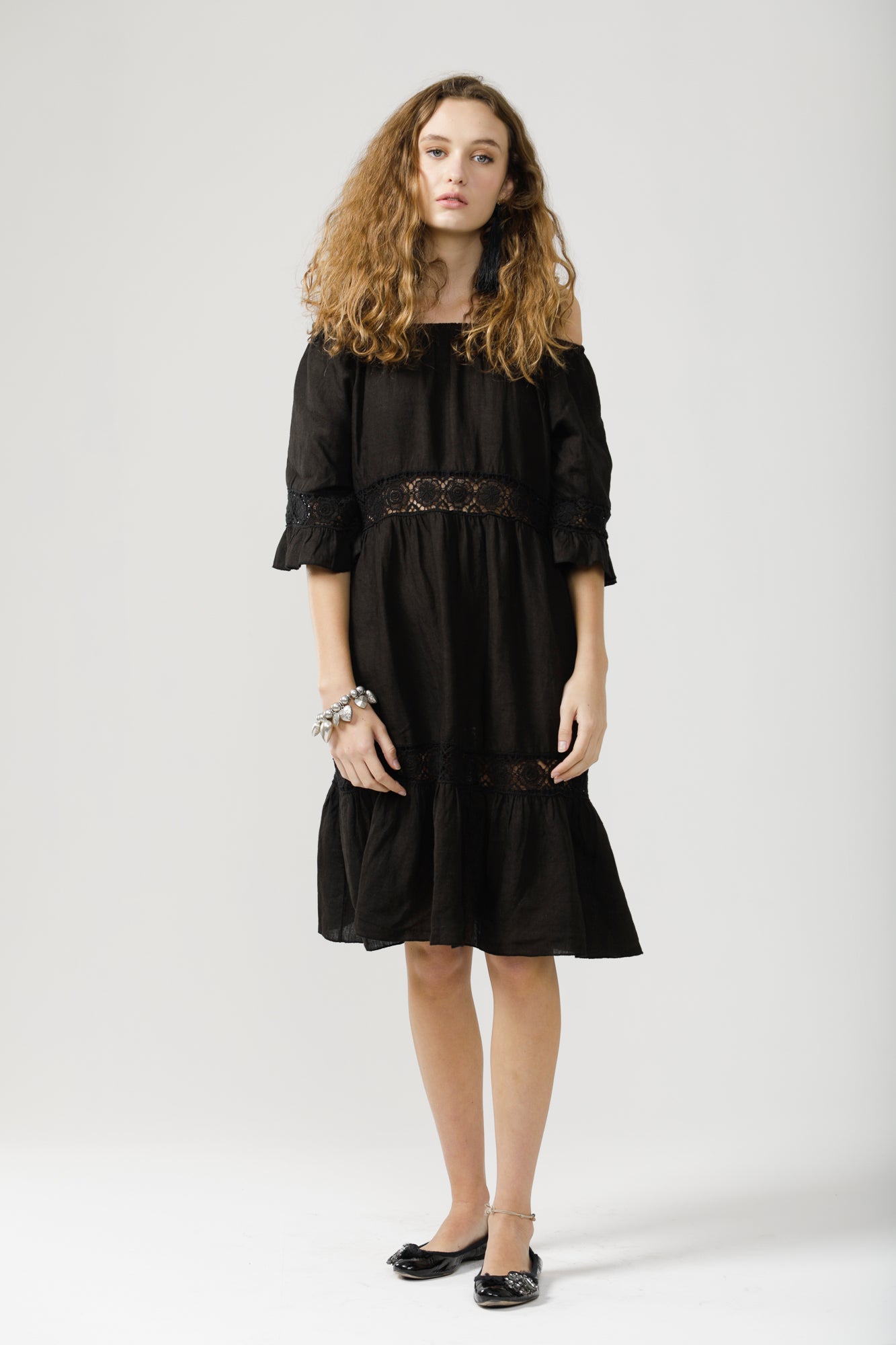 Capri linen and lace dress. Black