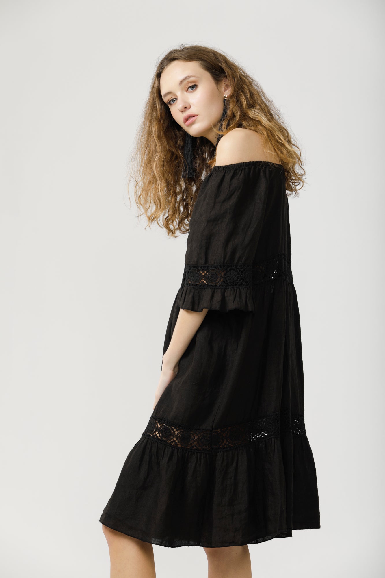 Capri linen and lace dress. Black